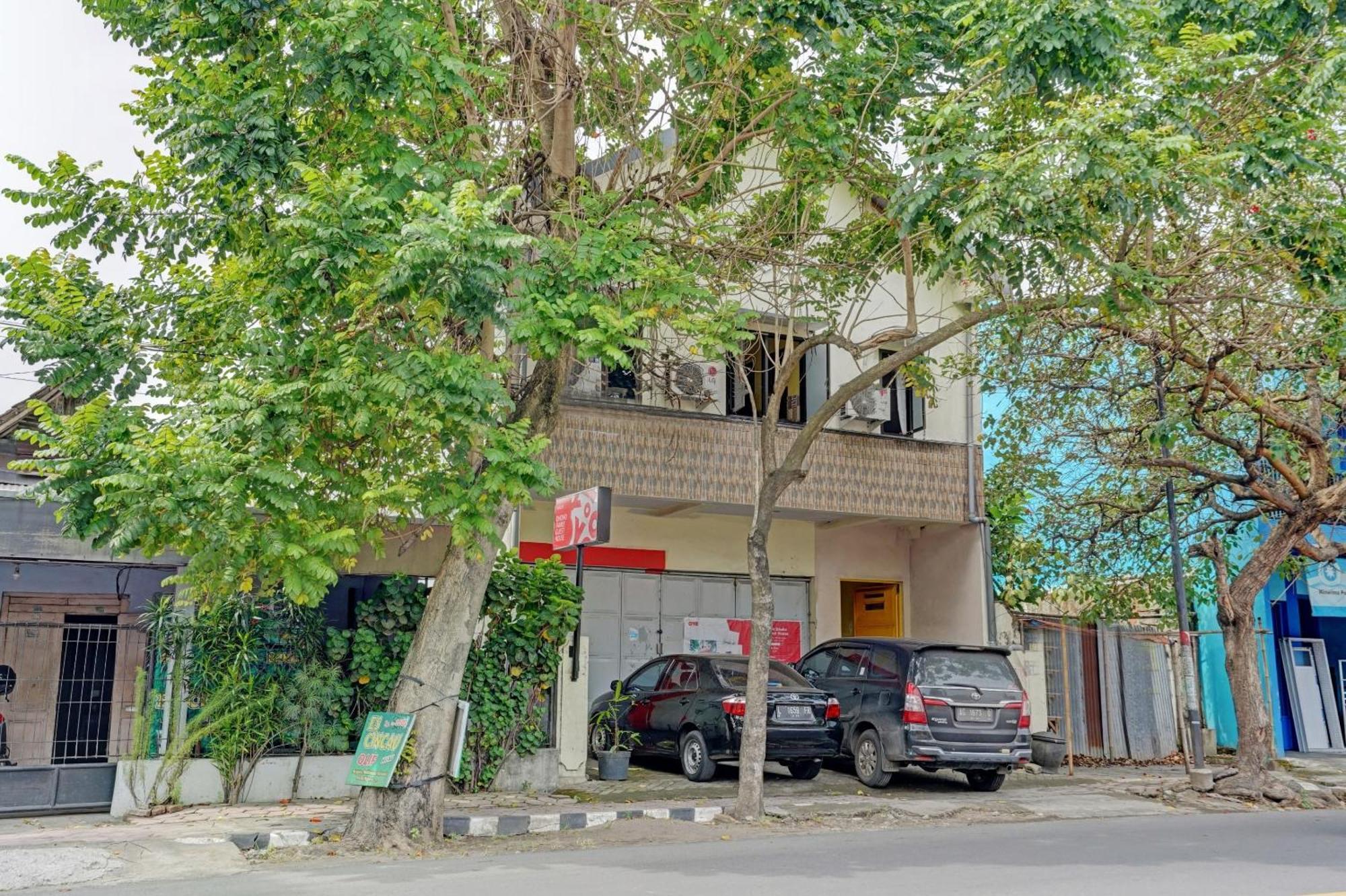Oyo 90234 Dhoho Family Guest House Kediri  Extérieur photo