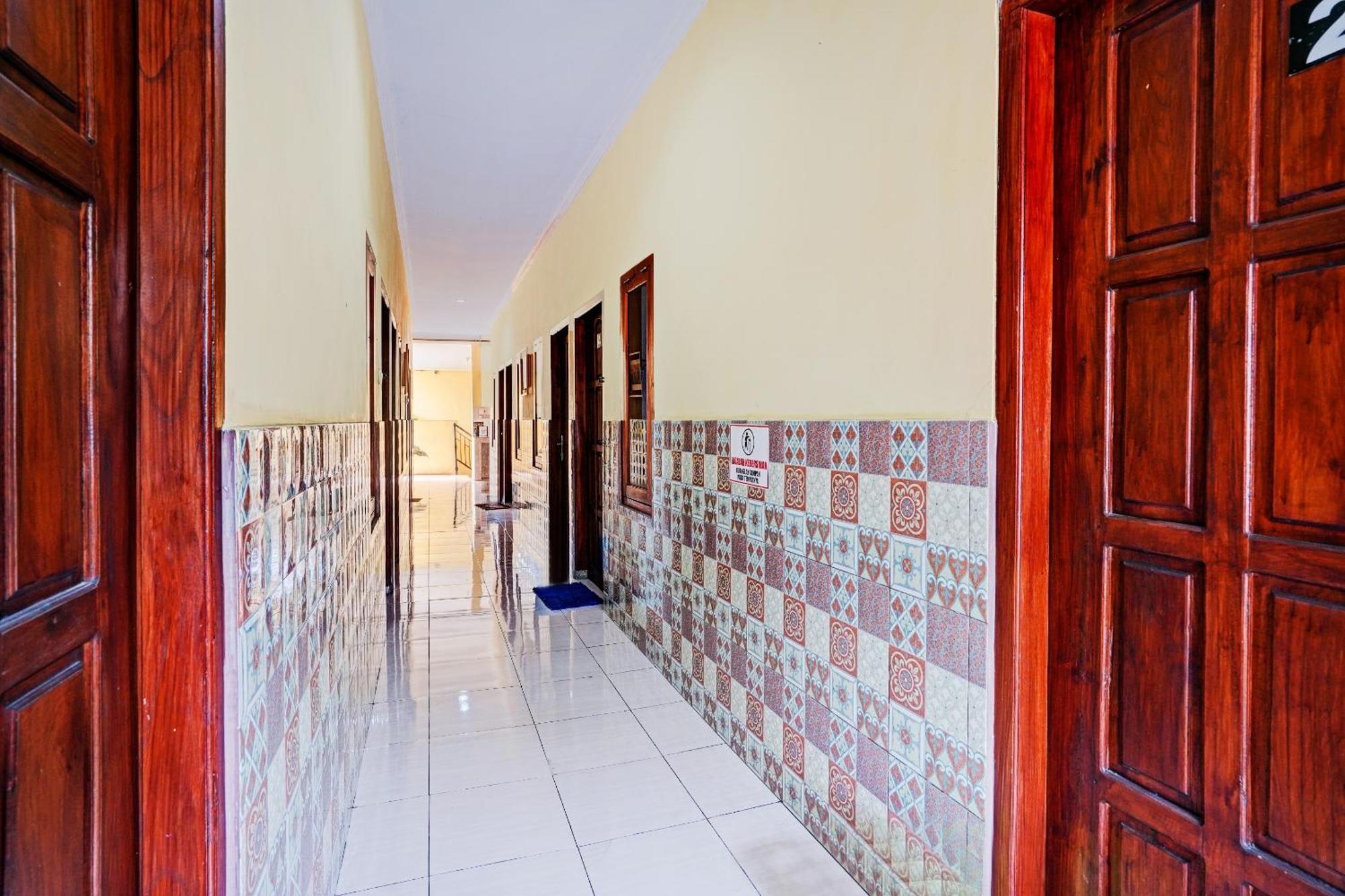 Oyo 90234 Dhoho Family Guest House Kediri  Extérieur photo