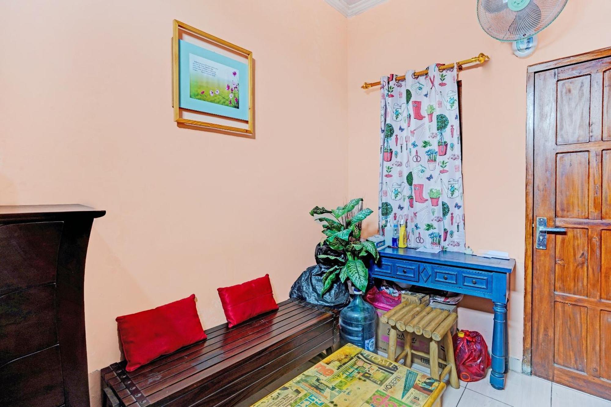 Oyo 90234 Dhoho Family Guest House Kediri  Extérieur photo