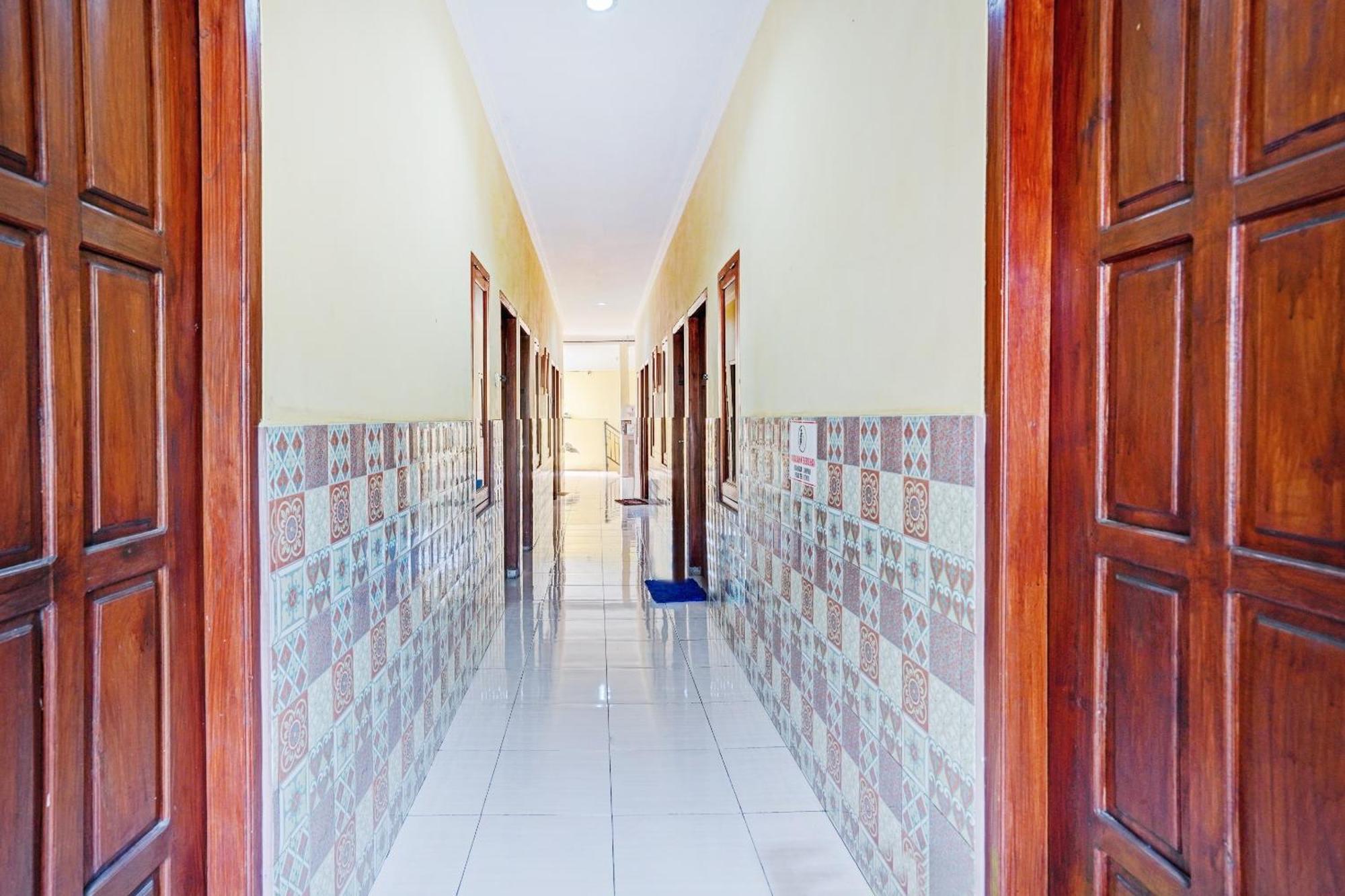 Oyo 90234 Dhoho Family Guest House Kediri  Extérieur photo