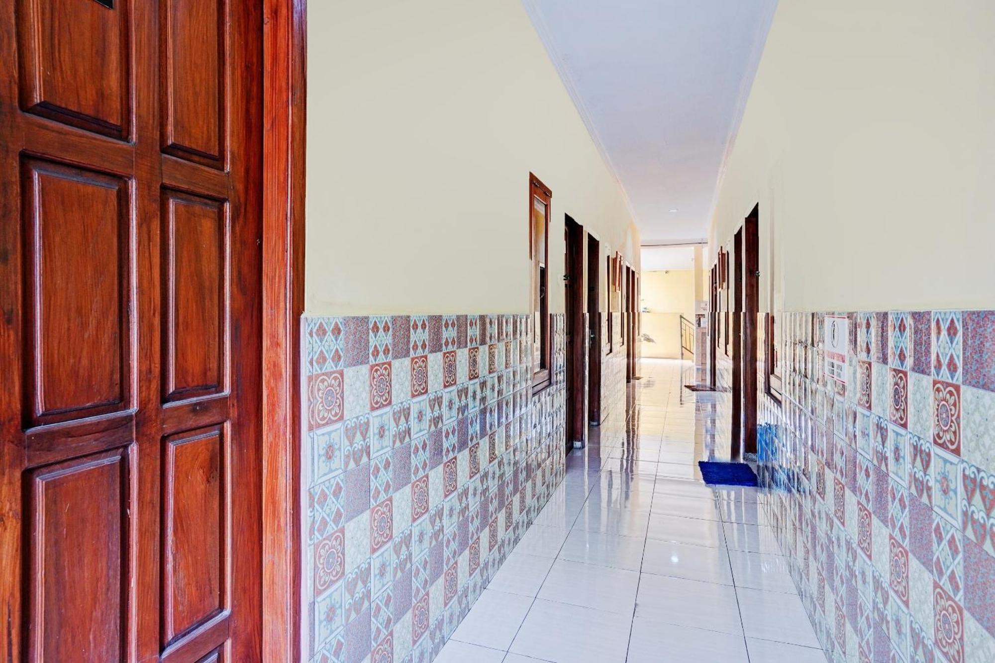 Oyo 90234 Dhoho Family Guest House Kediri  Extérieur photo